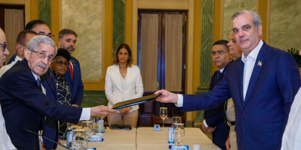 Consejo Económico y Social (CES) entrega informe final sobre crisis haitiana al presidente Abinader