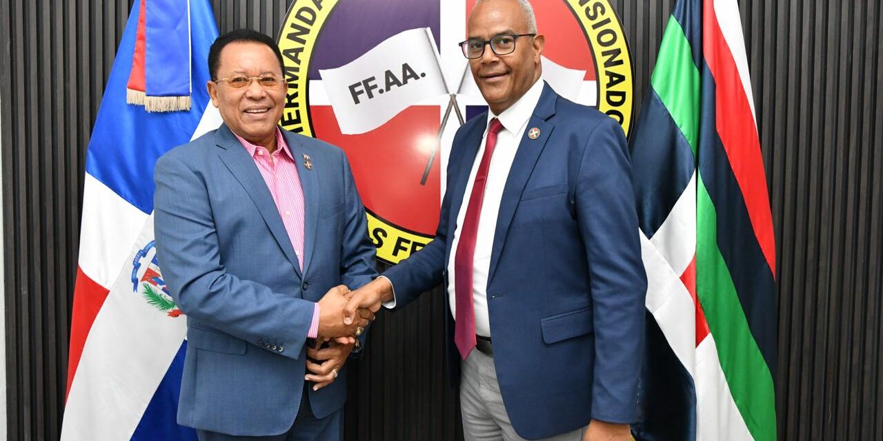 Mayor General Marte Martínez Visita Hermandad y conoce sobre museo de la identidad dominicana