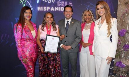 Entregan Medalla y Certificado “Mujer de Impacto Mundial” a periodista Rose Mary Santana