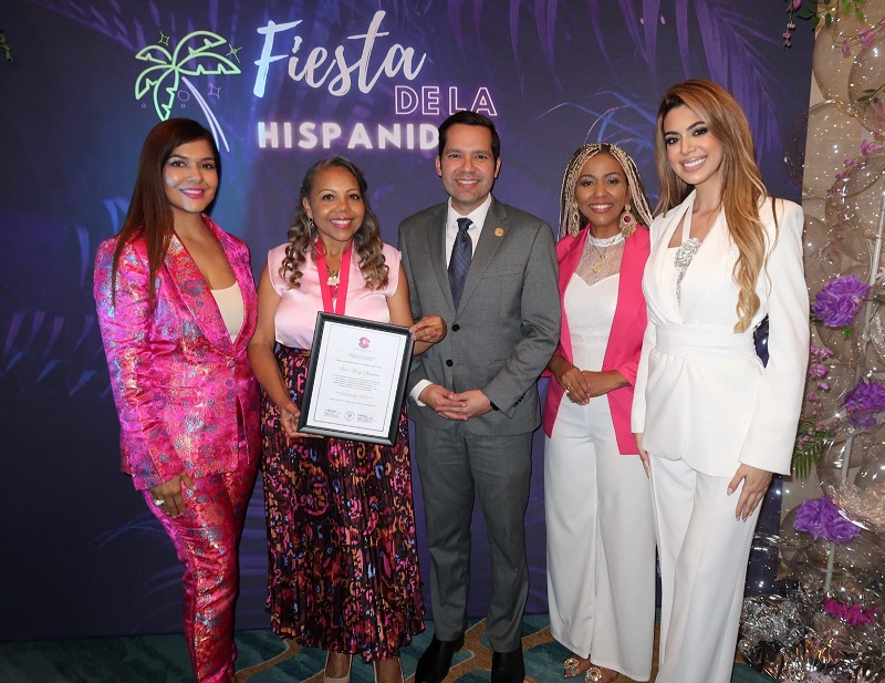 Entregan Medalla y Certificado “Mujer de Impacto Mundial” a periodista Rose Mary Santana
