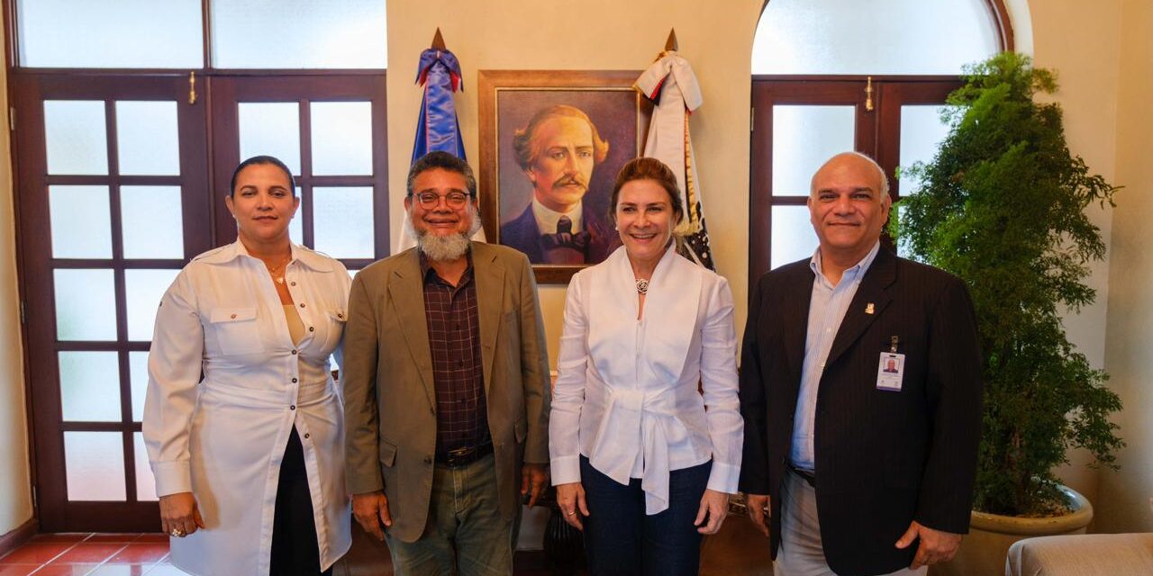 Director General de Museos visita el Palacio Consistorial y se reúne con la alcaldesa del Distrito Nacional