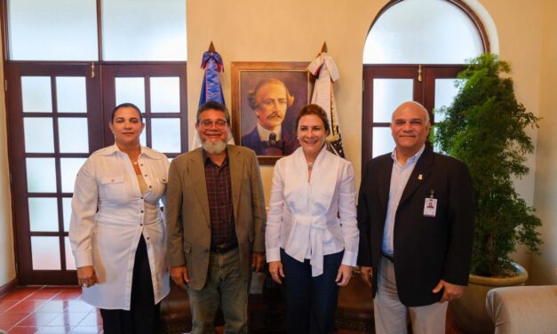 Director General de Museos visita el Palacio Consistorial y se reúne con la alcaldesa del Distrito Nacional