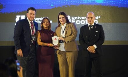 Innovatec entrega el Premio “Ranking Educativo Innovatec 2025 — Excelencia Educativa e Innovadora” a la Universidad del Caribe en RD