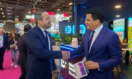 El ministro David Collado recibió la primera edición durante la feria Top Resa IFTM 2025 en París.  
