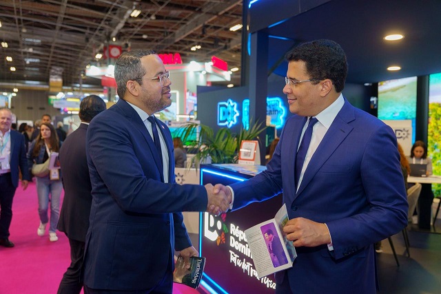 El ministro David Collado recibió la primera edición durante la feria Top Resa IFTM 2025 en París.  