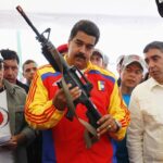 Maduro promete una «República en armas» si las fuerzas estadounidenses en el Caribe atacan a Venezuela.