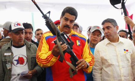 Maduro promete una «República en armas» si las fuerzas estadounidenses en el Caribe atacan a Venezuela.
