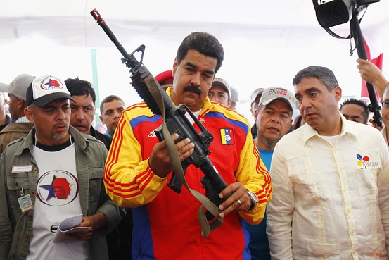 Maduro promete una «República en armas» si las fuerzas estadounidenses en el Caribe atacan a Venezuela.