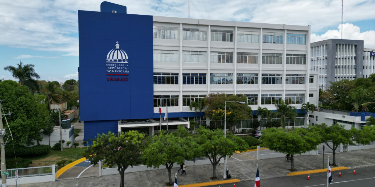 Ministerio de Trabajo llama a flexibilizar jornadas y posponer actividades no esenciales en provincias bajo alerta roja