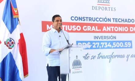 Ministro de Deporte da primer palazo para construcción de techado multiuso en el sector de Honduras del Distrito Nacional