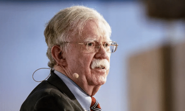 Bolton se declara inocente de los cargos de mal manejo de información clasificada
