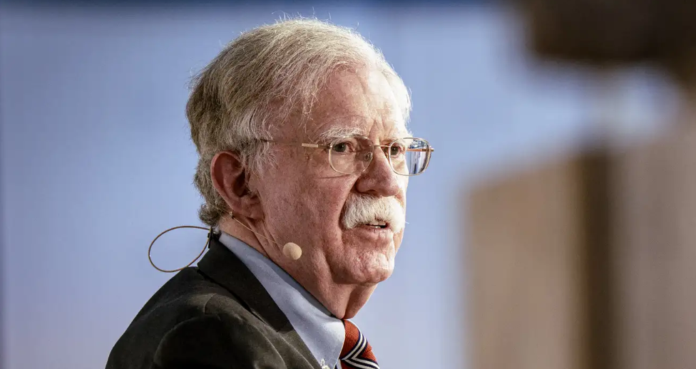 Bolton se declara inocente de los cargos de mal manejo de información clasificada