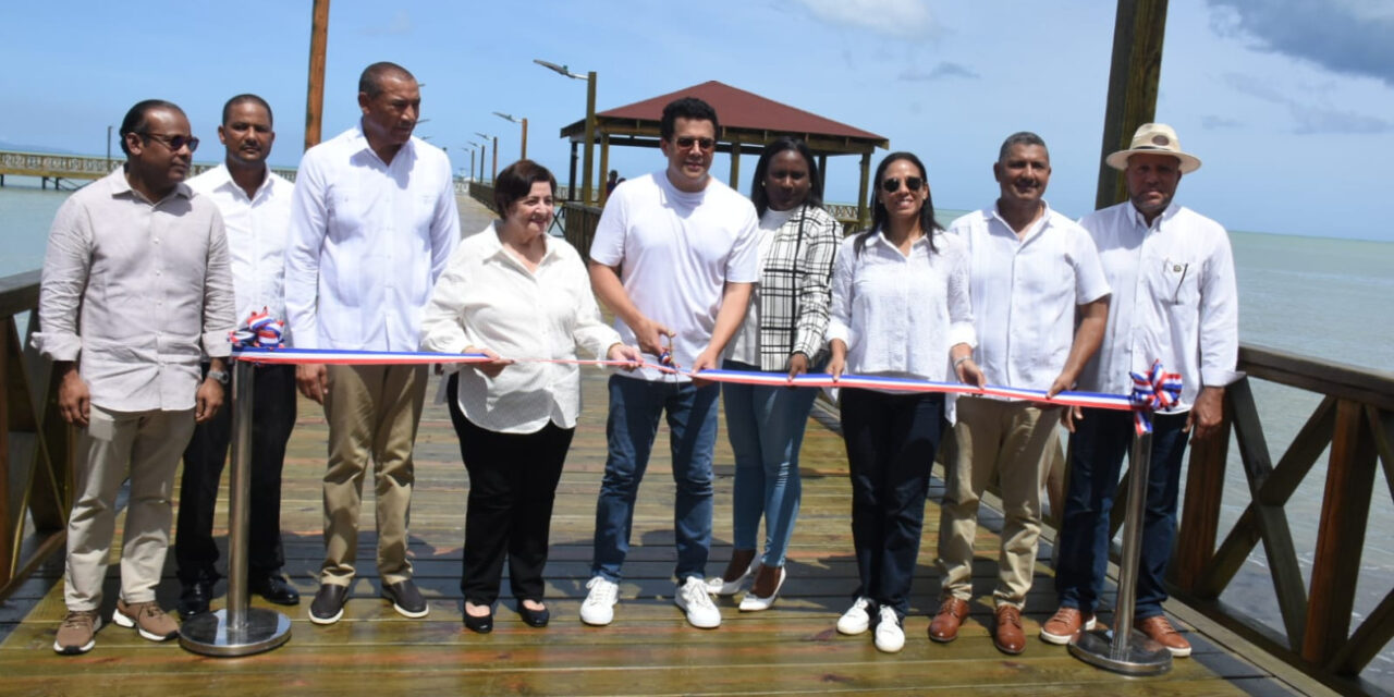 David Collado entrega reconstruido muelle turístico de Miches