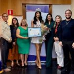 Vicecónsul Víctor Joel Sánchez recibe en el Consulado dominicano en São Paulo a Leticia Borges, ganadora del Miss América Latina del Mundo 2025