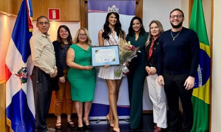 Vicecónsul Víctor Joel Sánchez recibe en el Consulado dominicano en São Paulo a Leticia Borges, ganadora del Miss América Latina del Mundo 2025