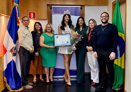 Vicecónsul Víctor Joel Sánchez recibe en el Consulado dominicano en São Paulo a Leticia Borges, ganadora del Miss América Latina del Mundo 2025
