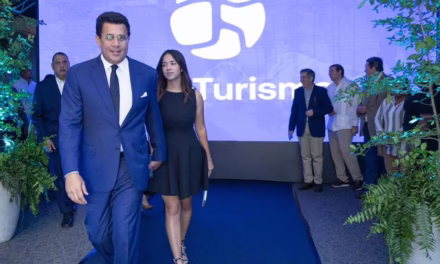 David Collado recibe distinción de ONU Turismo junto a su hija