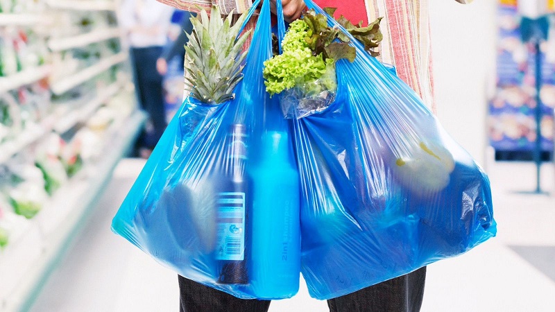 Comercios debieron reducir fundas plásticas y lanzar campañas ante prohibición entrega gratuita del 2 de Octubre.