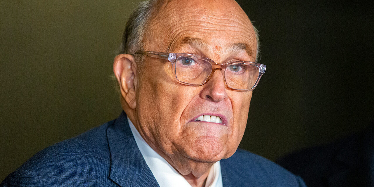 Trump indulta a Rudy Giuliani, Mark Meadows y otros.