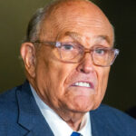 Trump indulta a Rudy Giuliani, Mark Meadows y otros.