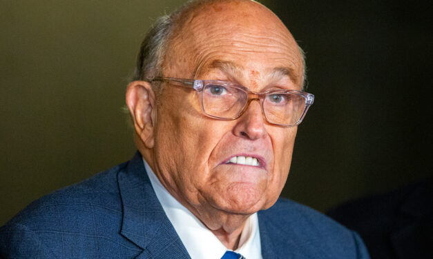 Trump indulta a Rudy Giuliani, Mark Meadows y otros.