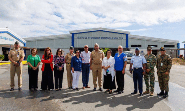 ONU visita centro de procesamiento migratorio de la DGM en Haina