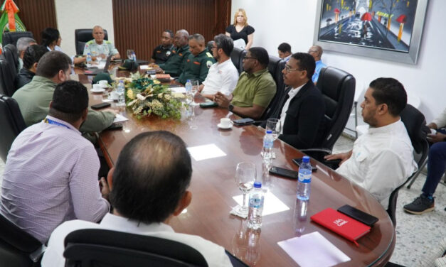 Autoridades y representantes de plazas comerciales coordinan acciones para gestionar el tránsito durante el Black Friday