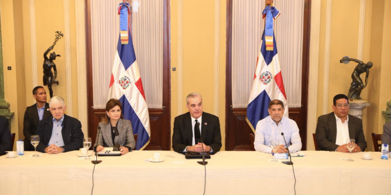 Presidente Abinader se reúne con funcionarios para continuar evaluando seguimiento a daños causados por fenómeno atmosférico Melissa