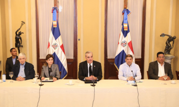 Presidente Abinader se reúne con funcionarios para continuar evaluando seguimiento a daños causados por fenómeno atmosférico Melissa