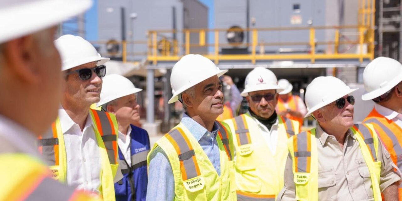 Ministro Joel Santos verifica los avances de construcción de la planta Energía 2000