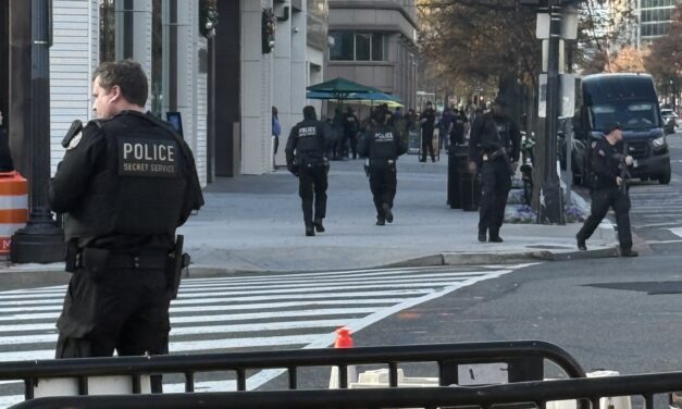 El FBI investiga el tiroteo de un guardia de seguridad de Washington D. C. como acto terrorista