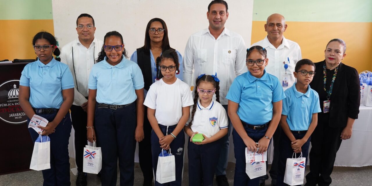El INABIE mejora la calidad de vida de 302 estudiantes de Jarabacoa con la entrega de lentes correctivos