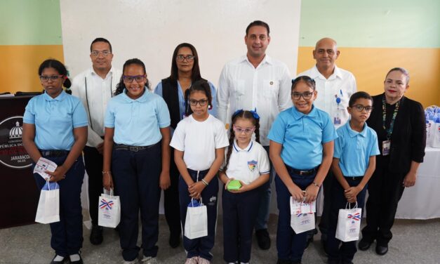 El INABIE mejora la calidad de vida de 302 estudiantes de Jarabacoa con la entrega de lentes correctivos