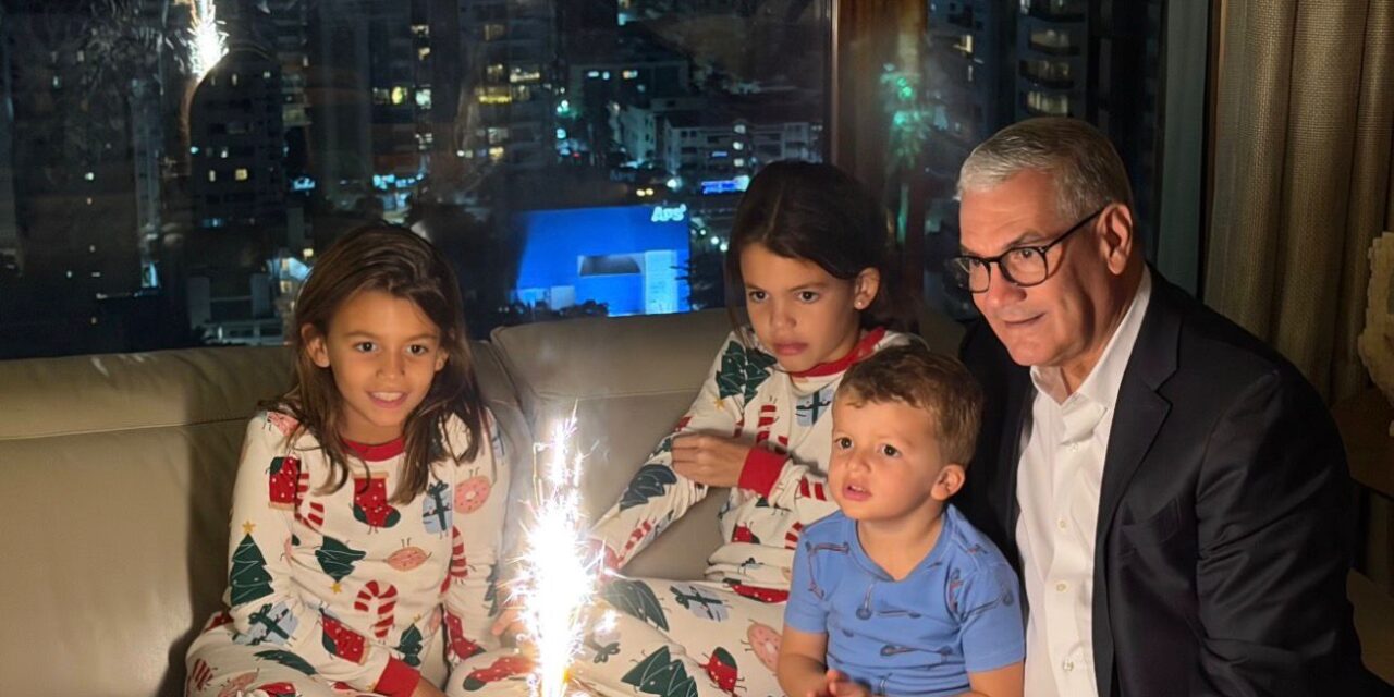 Gonzalo Castillo celebra un año más de vida en íntima reunión familiar junto a sus tres nietos