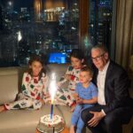 Gonzalo Castillo celebra un año más de vida en íntima reunión familiar junto a sus tres nietos