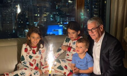 Gonzalo Castillo celebra un año más de vida en íntima reunión familiar junto a sus tres nietos