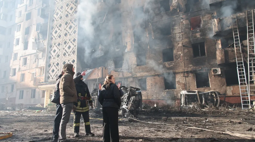 Diez muertos y 40 heridos en un ataque masivo con misiles rusos contra Ucrania, según informaron las autoridades.