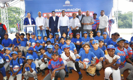 Ministerio de Deportes entrega remozado estadio de béisbol en el Parque del Este