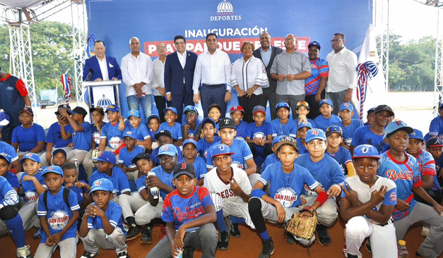 Ministerio de Deportes entrega remozado estadio de béisbol en el Parque del Este