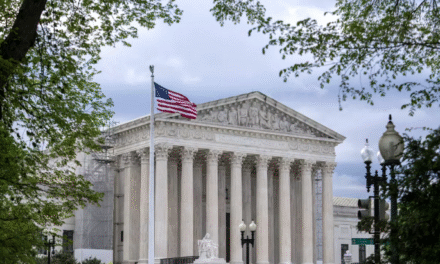 Los jueces permiten que Trump impida a las personas trans y no binarias elegir el marcador de sexo en su pasaporte.