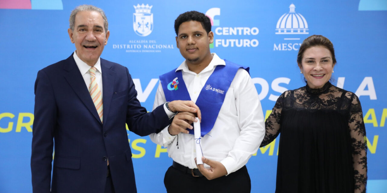 Mescyt gradúa a 41 jóvenes en inglés por inmersión en Cristo Rey y promete ampliar el programa en Centro Futuro