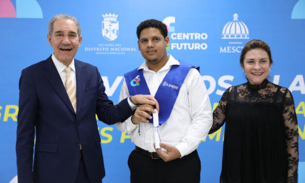 Mescyt gradúa a 41 jóvenes en inglés por inmersión en Cristo Rey y promete ampliar el programa en Centro Futuro