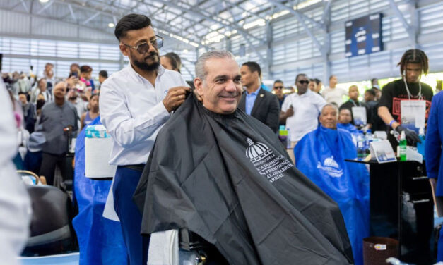 Presidente Abinader sostiene encuentro nacional con 1,000 peluqueros