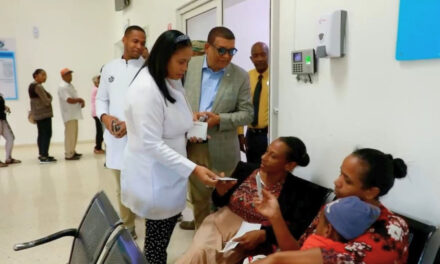 Gobierno entrega bono navideño a hospitales y otras instituciones de salud y discapacidad