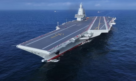 El nuevo portaaviones chino Fujian navega por el estrecho de Taiwán
