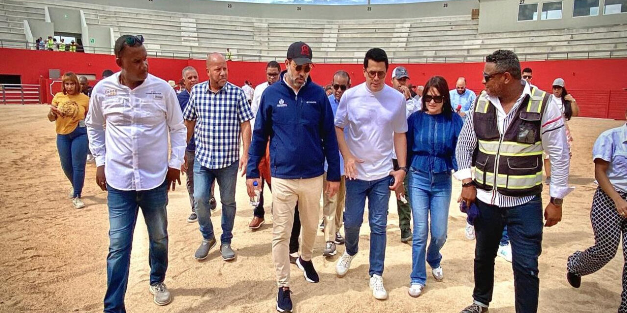 Ministro de Turismo David Collado supervisa trabajos en la plaza cultural seibana y anuncia será entregada en diciembre