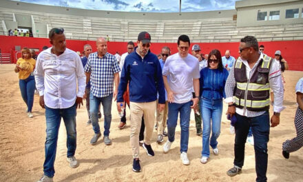 Ministro de Turismo David Collado supervisa trabajos en la plaza cultural seibana y anuncia será entregada en diciembre