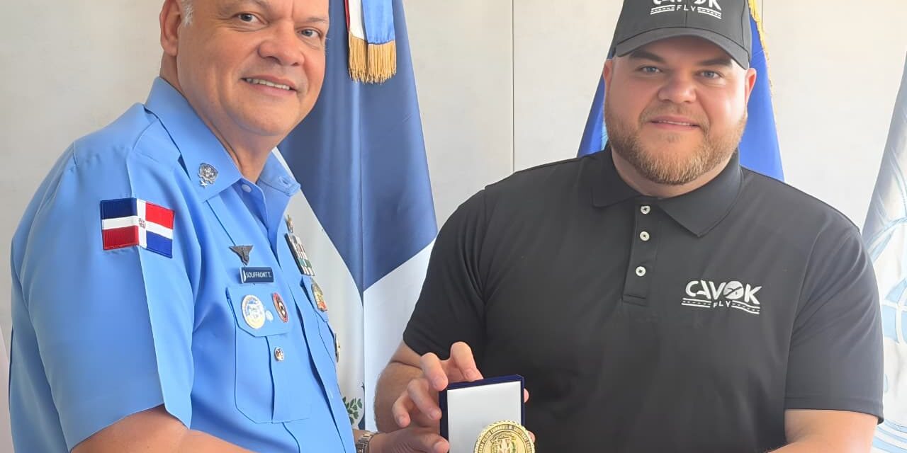 El Director General del CESAC reconoce al piloto de línea área Angel Helena, presidente de CAVOKFLY, por su destacada labor en el impulso de la aviación dominicana