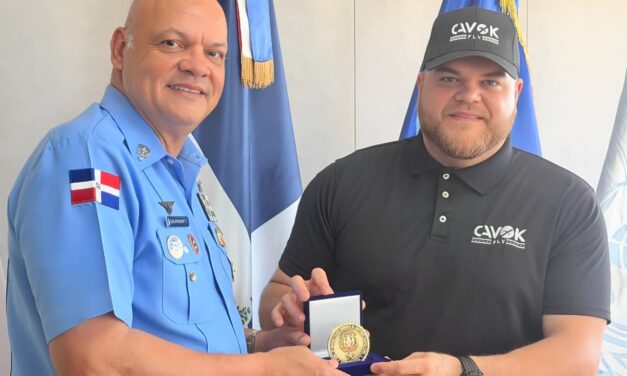 El Director General del CESAC reconoce al piloto de línea área Angel Helena, presidente de CAVOKFLY, por su destacada labor en el impulso de la aviación dominicana
