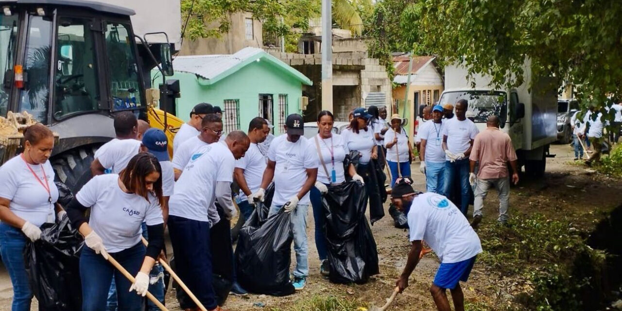 Caasd recolecta toneladas desechos en jornada de limpieza de cañadas en el GSD